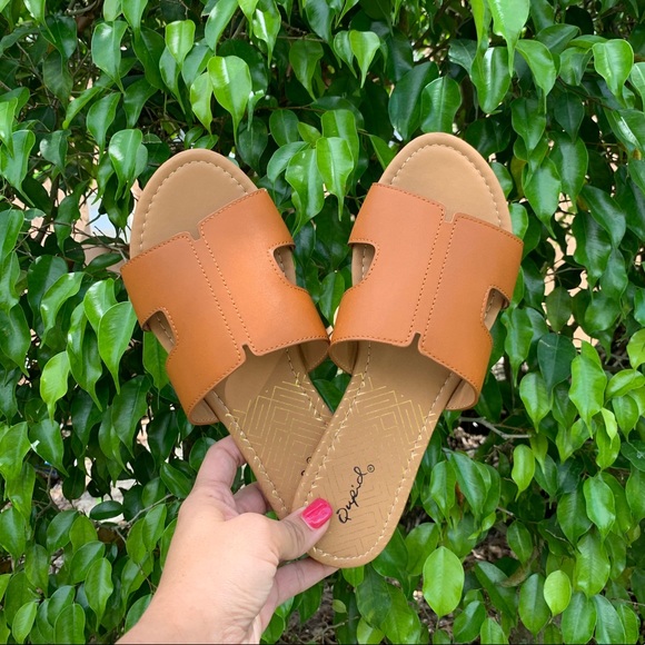 ⚡️FLASH SALE ⚡️ • Price Firm• Cognac Slide Sandals - Picture 2 of 4